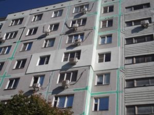Оформляем фасад десятиэтажного дома
